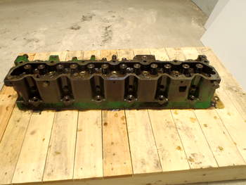 salg af John Deere 7920  Cylinder Head