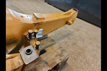 salg af Foraksel rør Case 695ST 