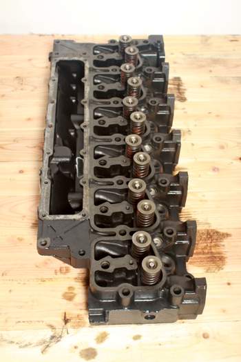 salg af New Holland TS115A  Cylinder Head