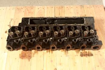 salg af New Holland TS115A  Cylinder Head