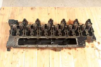 salg af New Holland TS115A  Cylinder Head