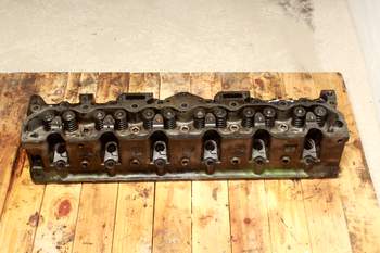 salg af John Deere 4650  Cylinder Head