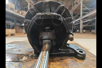 salg af Slutdrev Massey Ferguson 8250 Venstre