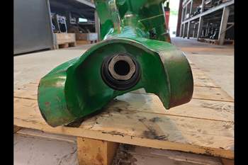 salg af John Deere 8220 LEFT Front axle house