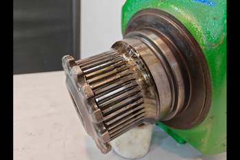 salg af John Deere 7920 RIGHT Front Axle, Swivel Housing