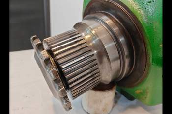 salg af John Deere 7920 LEFT Front Axle, Swivel Housing
