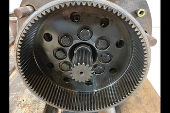 salg af John Deere 6300 RIGHT Front axle final drive