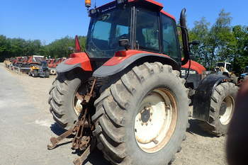 salg af New Holland M135 traktor