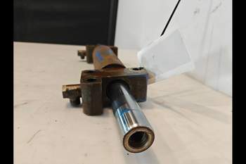 salg af Fendt Farmer 312  Front axle steering cylinder