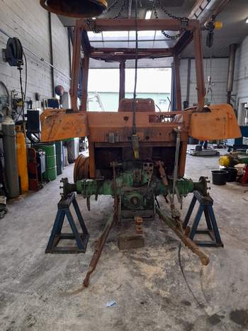 salg af John Deere 2450 traktor