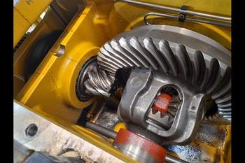 salg af Hinterachsen New Holland 8670