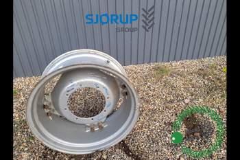 Framhjulsfälg Case Farmall 115A H�GER Framhjulsfälg Case Farmall 115A H�GER